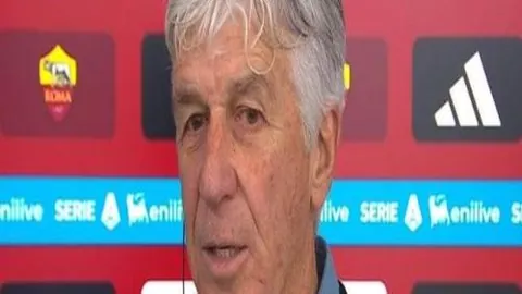 “郑钦文巧妙应对总决赛合影站位：国际拍照无固定规矩，自由排列——东南早报”